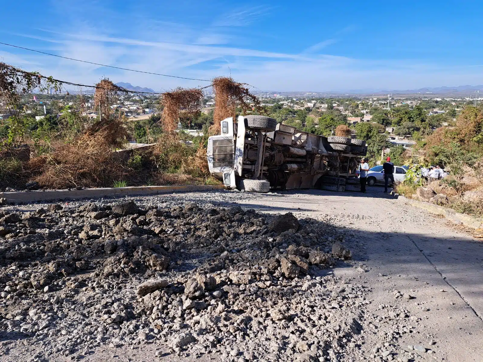 Vuelca camión cargado de cemento