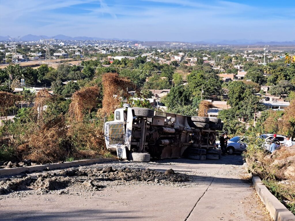 Vuelca camión cargado de cemento