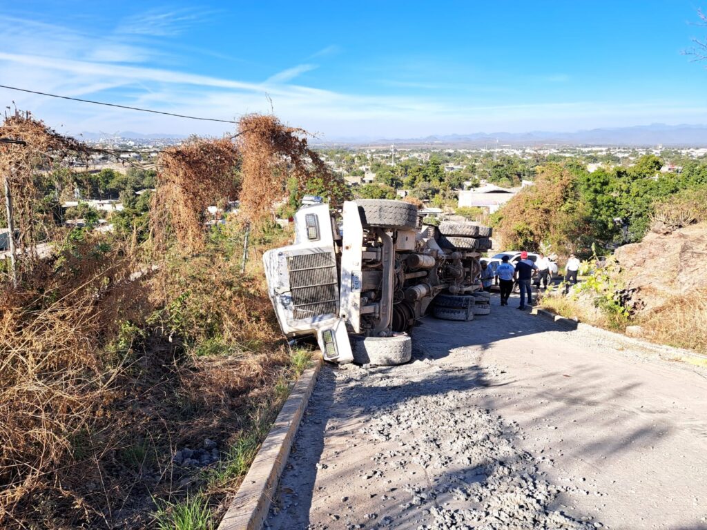 Vuelca camión cargado de cemento