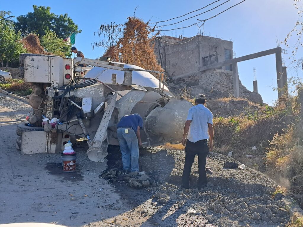 Vuelca camión cargado de cemento