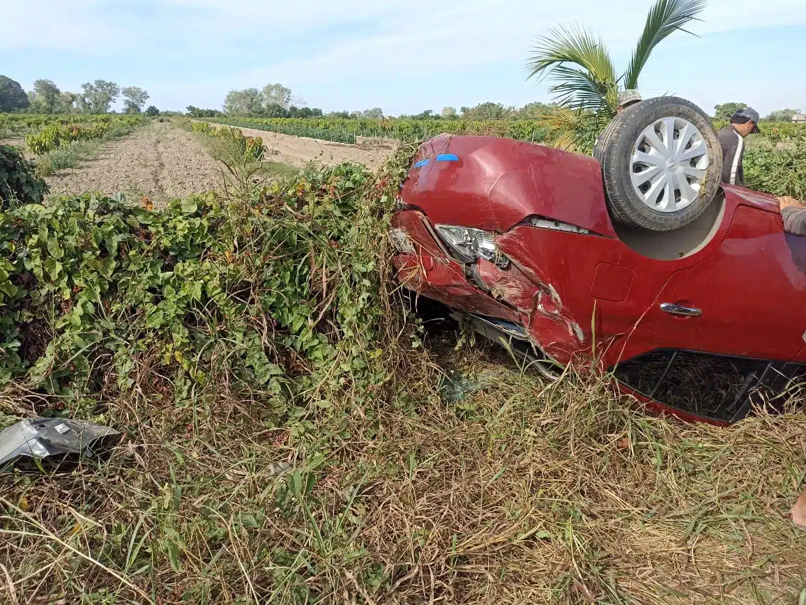 Automóvil accidentado cerca de la comunidad de El Walamo de la sindicatura Villa Unión en Mazatlán.