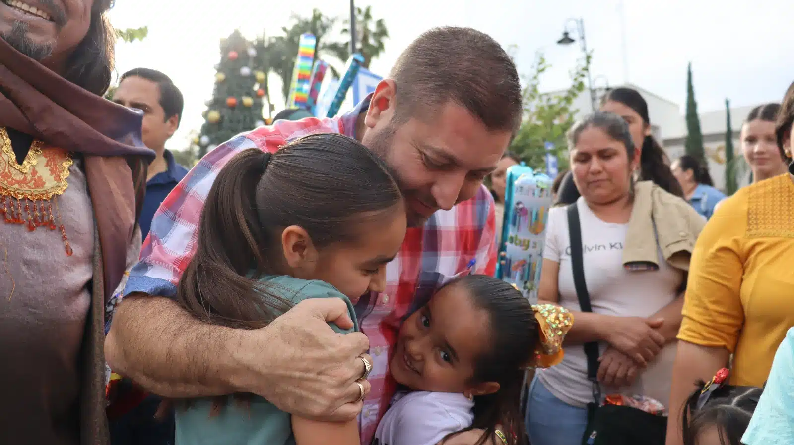 Alcalde junto a niñas