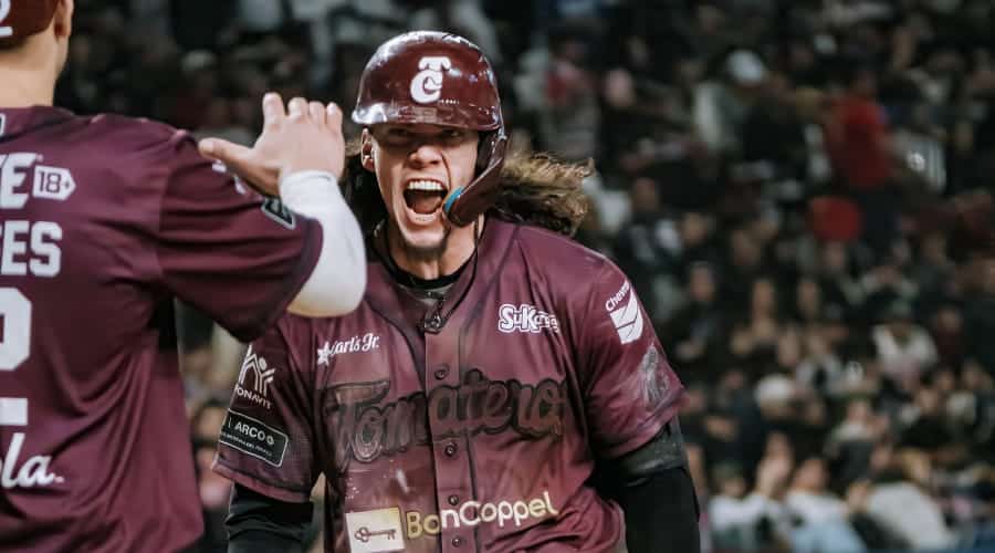 Jugador de Tomateros celebrando