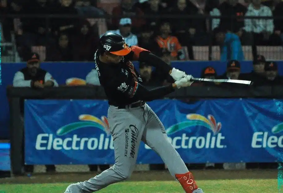 Jugador de naranjeros batea