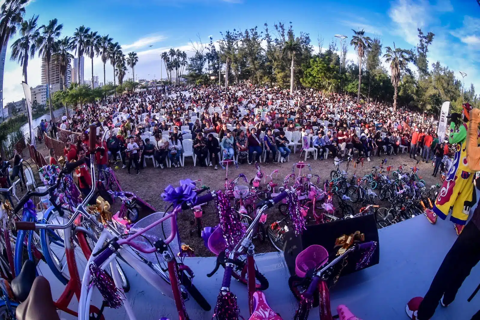 Multitud de gente con los reyes magos 