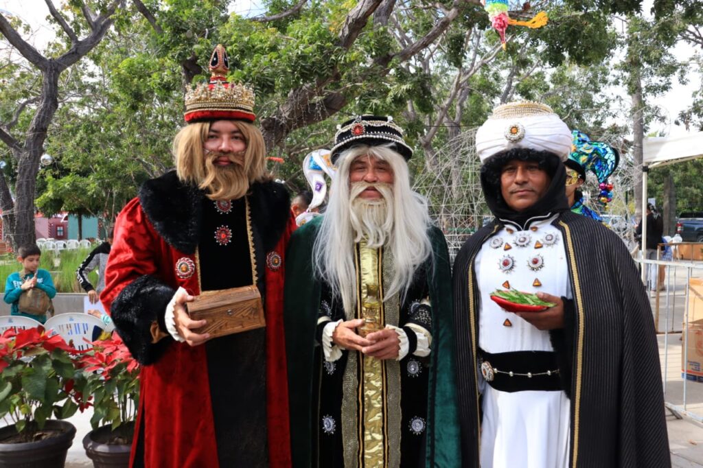 Hombres caracterizados de los Reyes MAgos