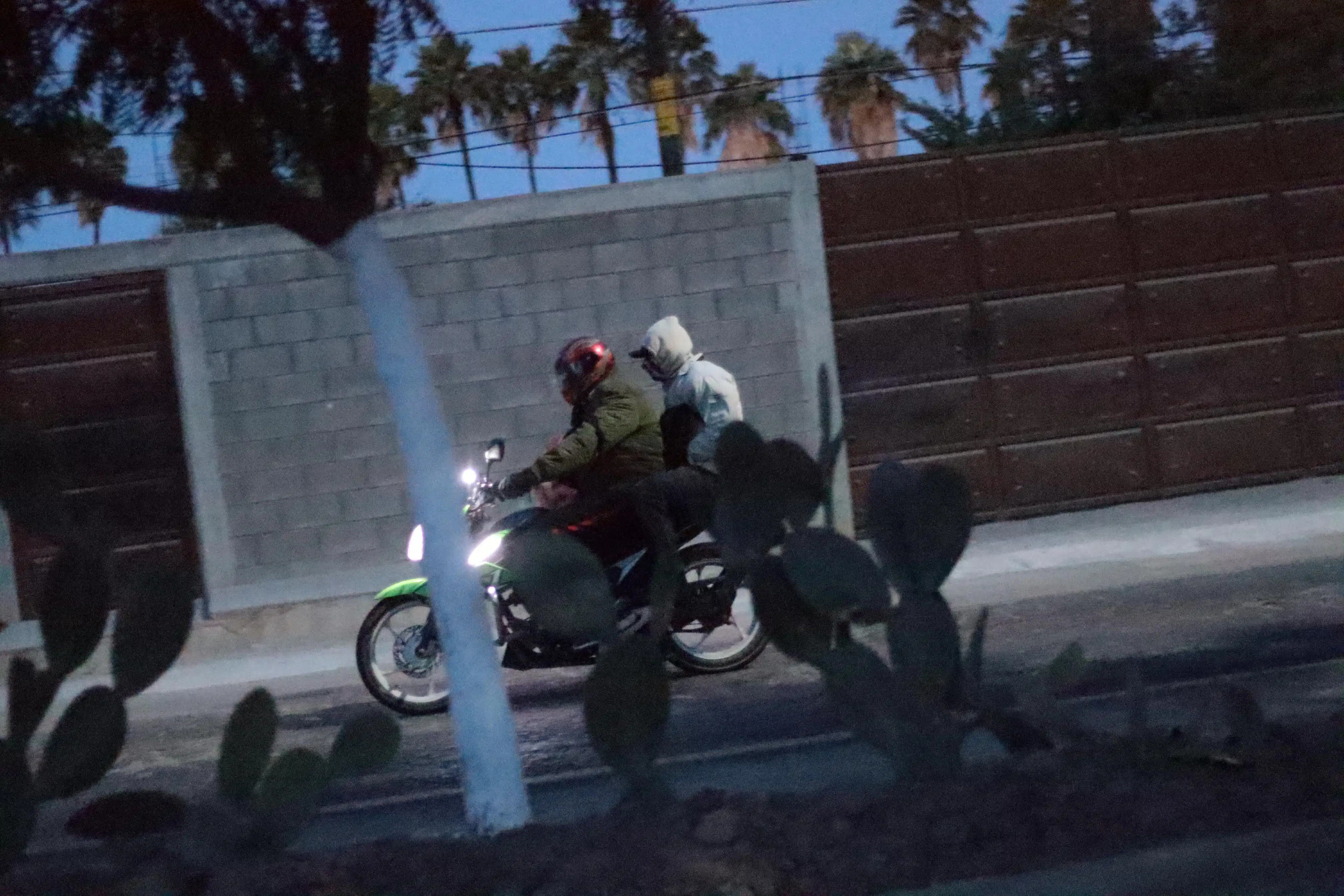 Persona en moto padeciendo el frío en Sinaloa