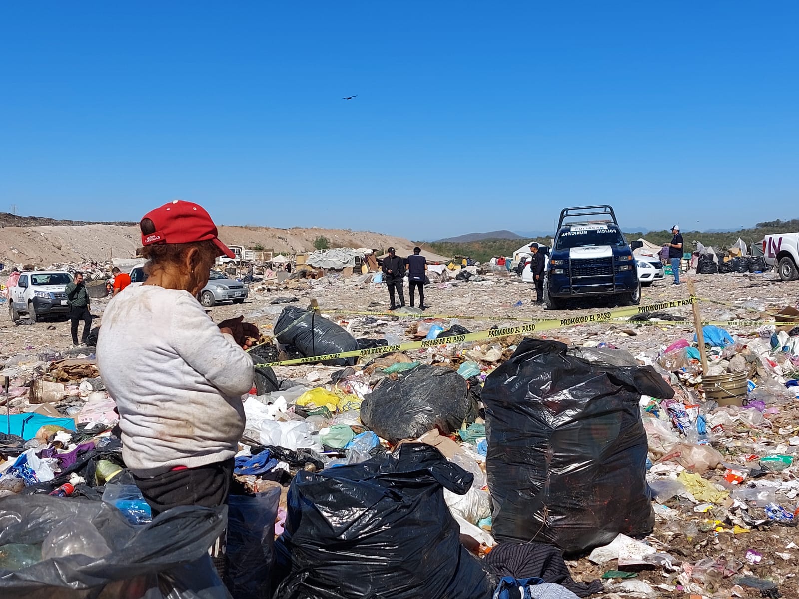 PErsonas trabajando en el basurón 