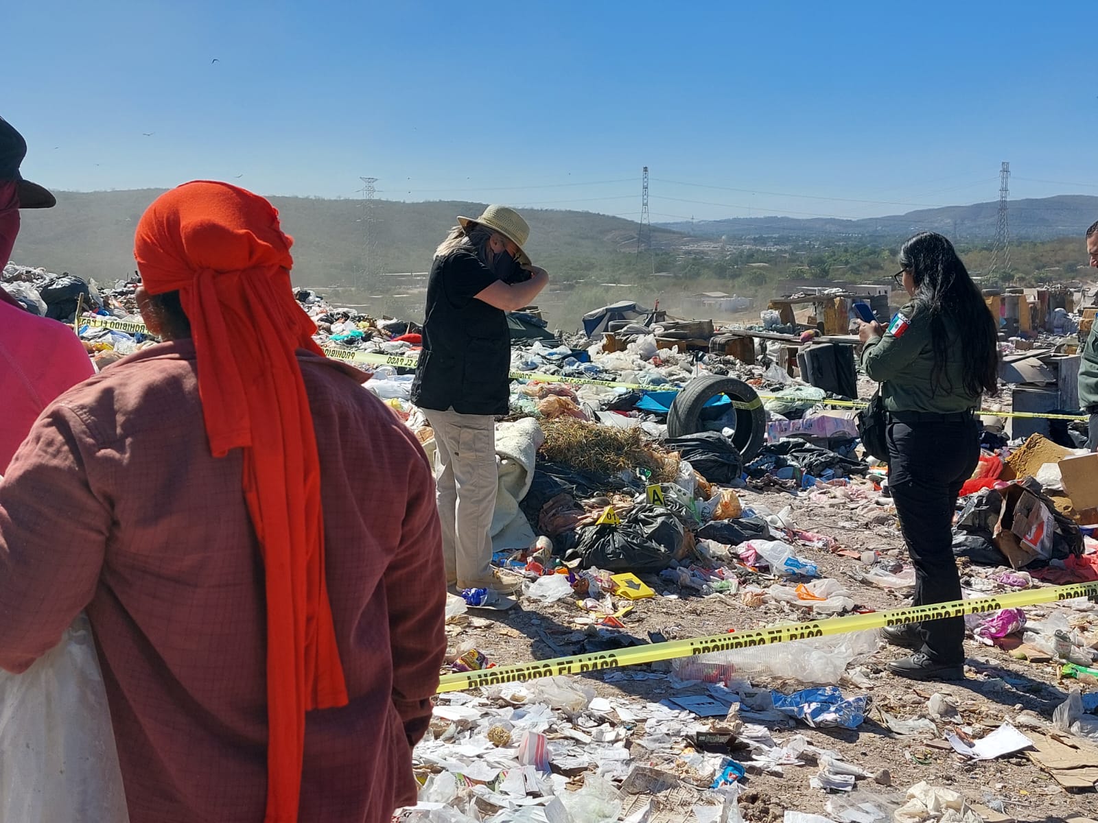Personal en basurón donde encontraron a bebé