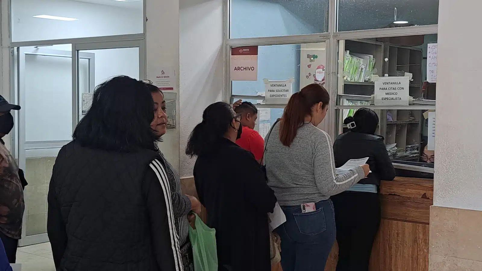 Personas haciendo fila en Hospital