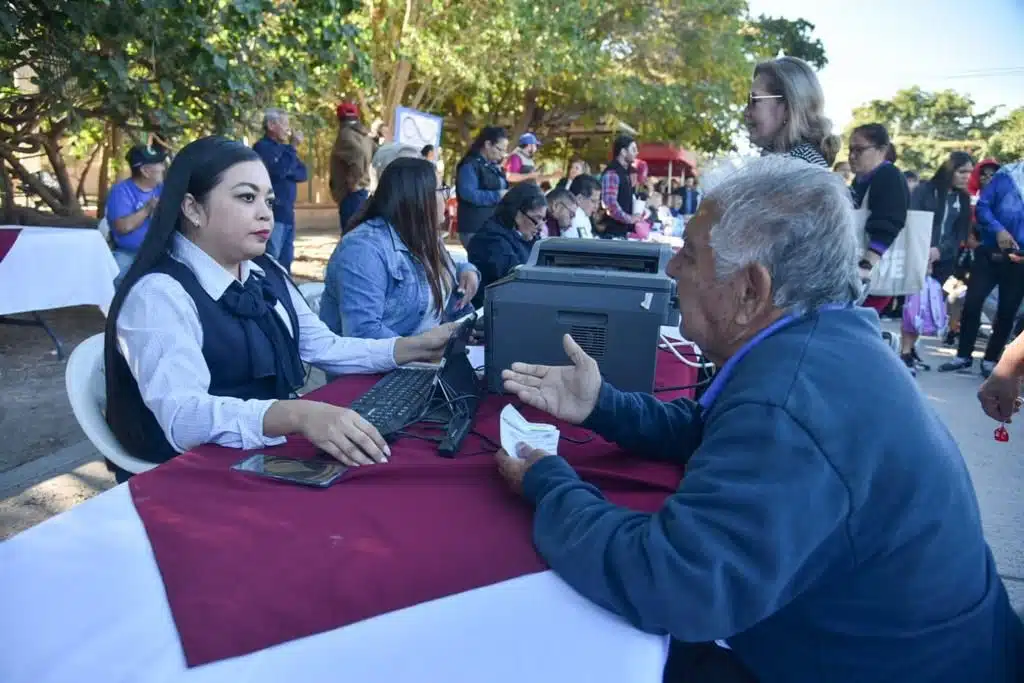 Joven mujer y adulto mayor