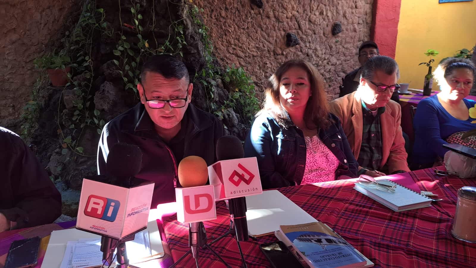 Personas en conferencia de prensa