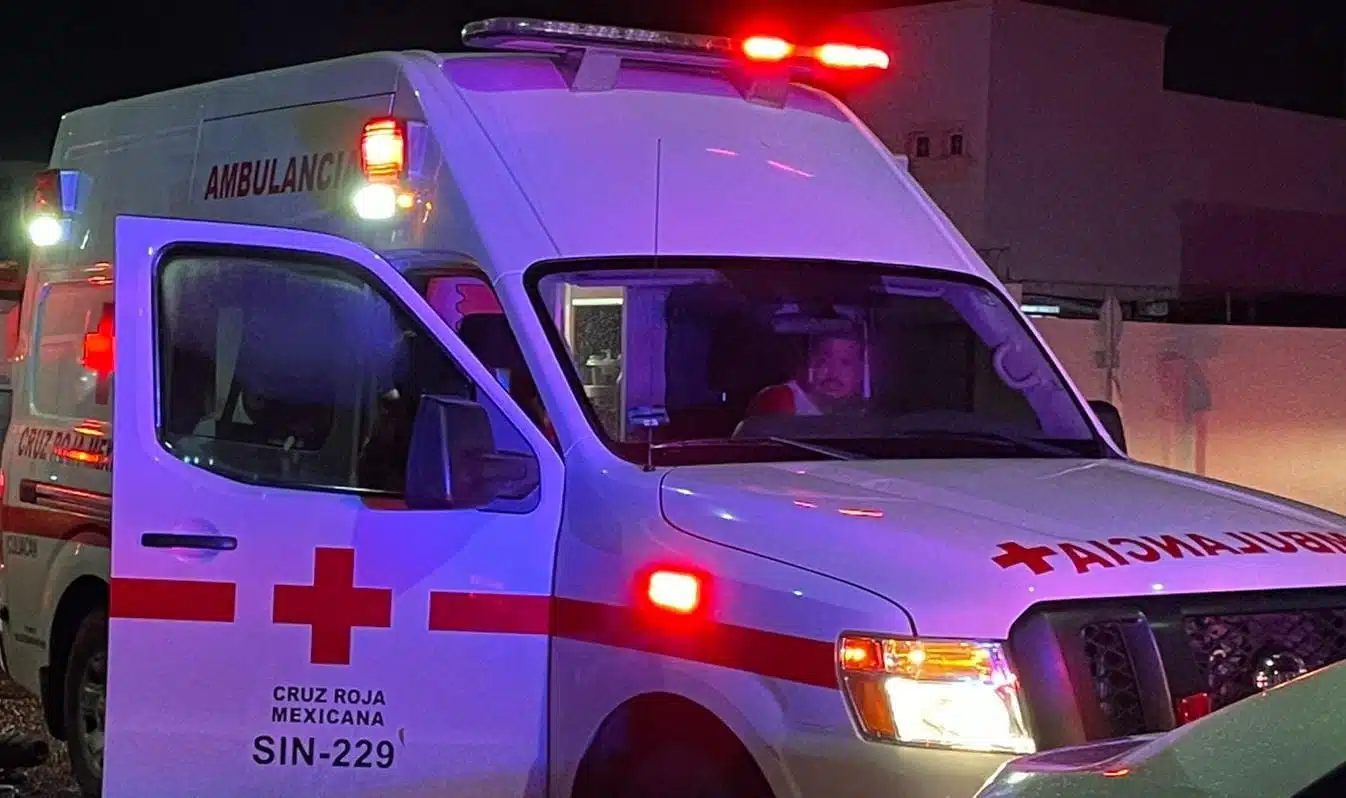 Camioneta de Cruz Roja brindando auxilio