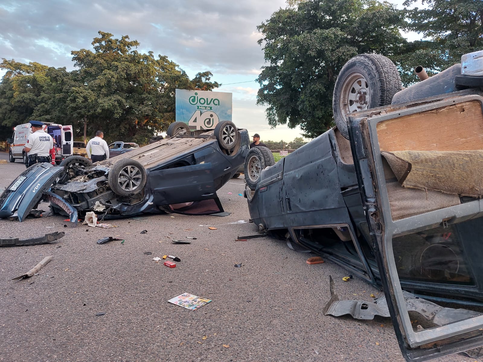 Quedó Con Las Llanta Arriba Choque Entre Vehículos Deja Seis Lesionados Sobre La Culiacán 5853