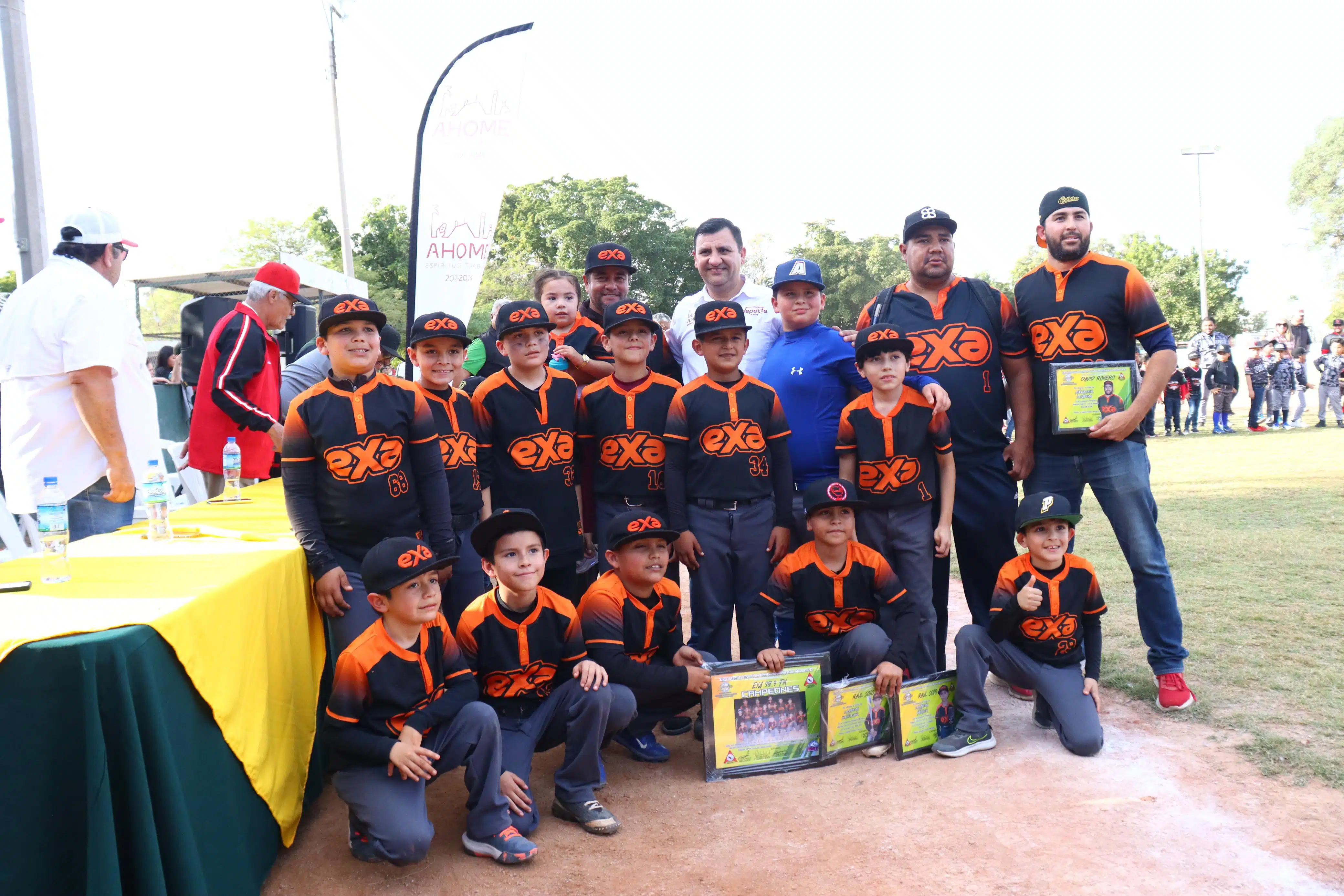 Niños en torneo de beisbol