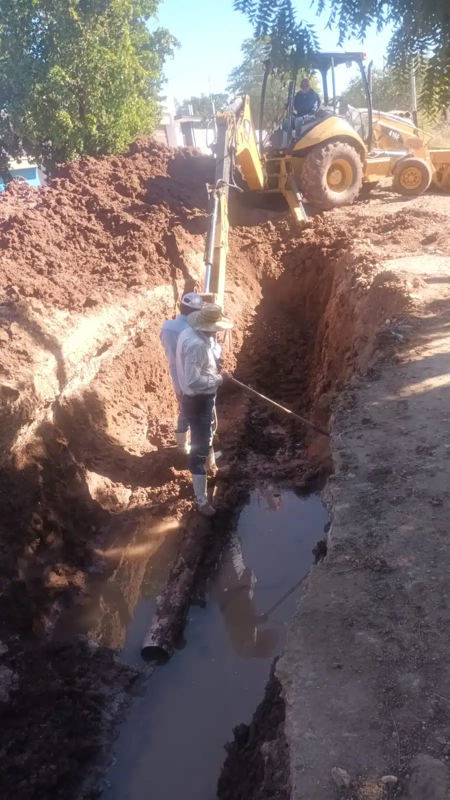 personas trabajando en tuberías