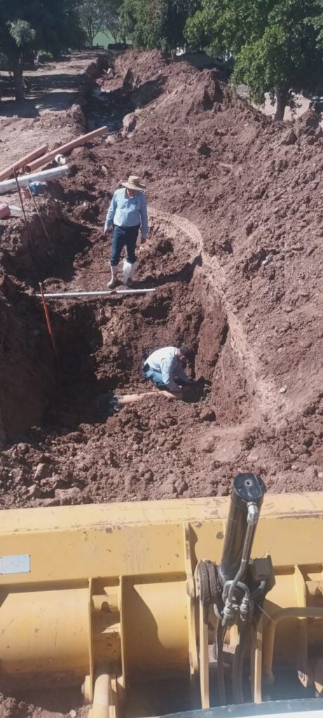 Personas trabajando en tuberías