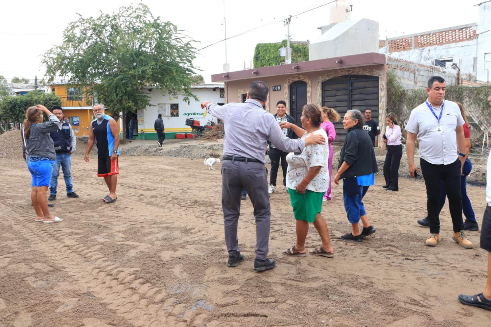 Personas con alcalde de Mazatlán