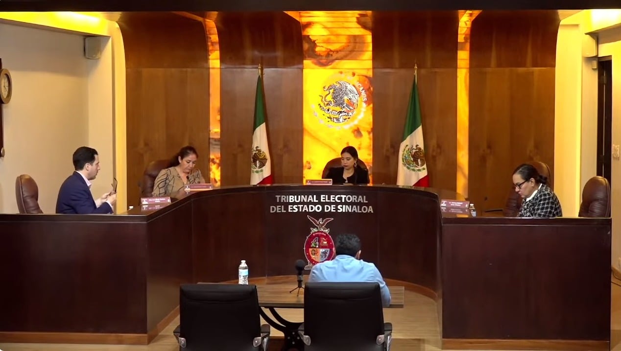 Sala con personas en audiencia