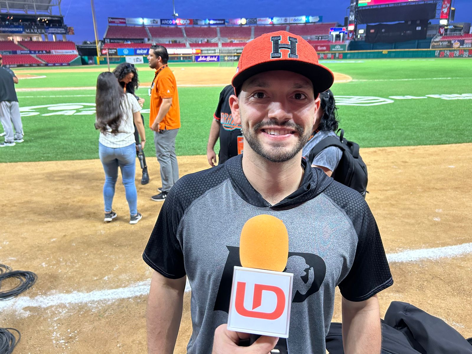 Beisbolista en Estadio de Mazatlán