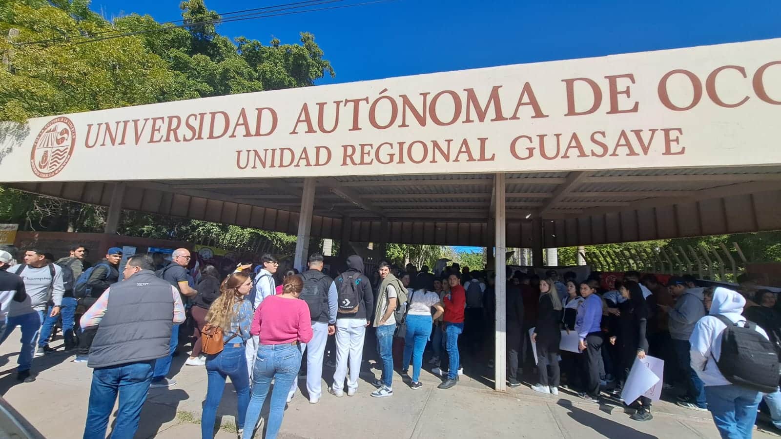 Personal y alumnos de universidad