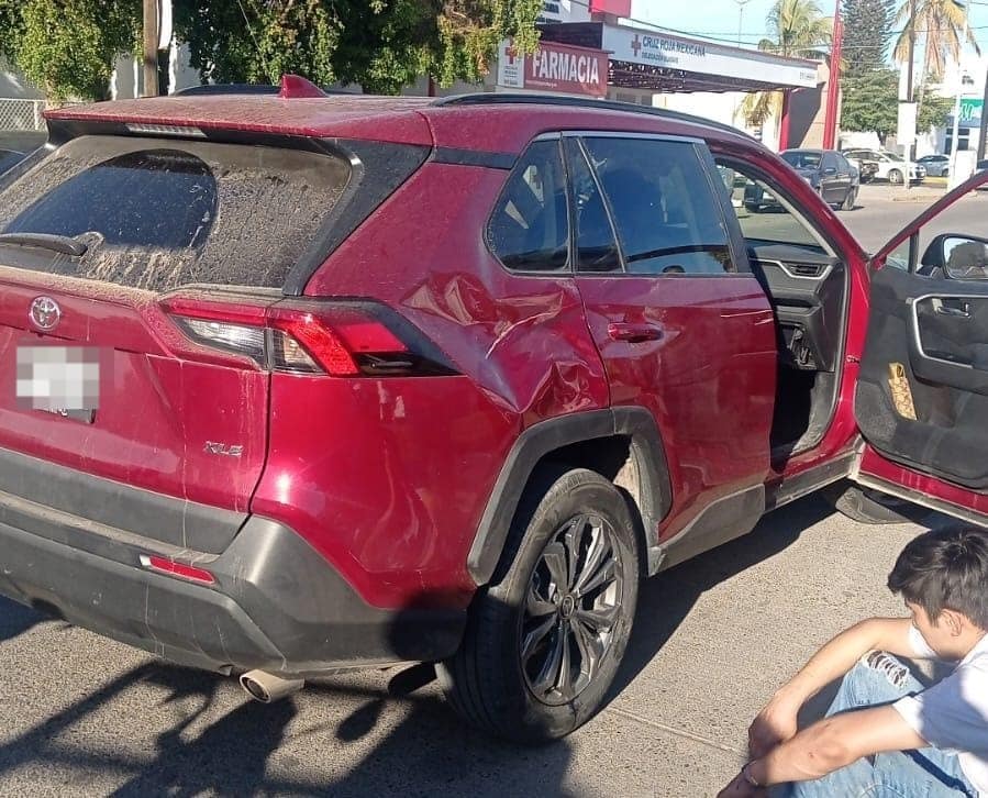 Choque entre camioneta y moto