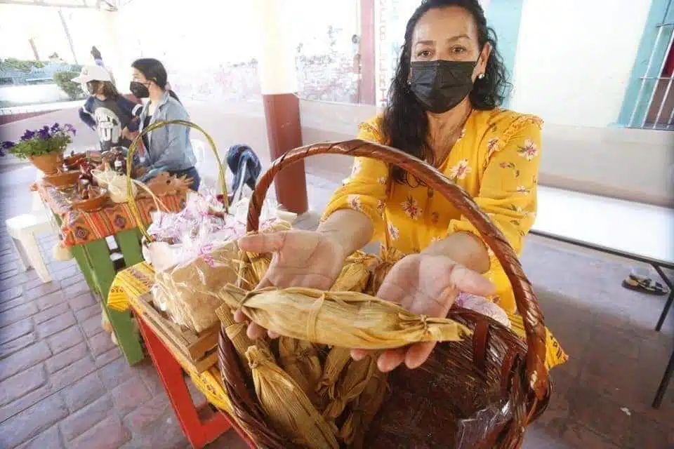 Mujer con un tamal