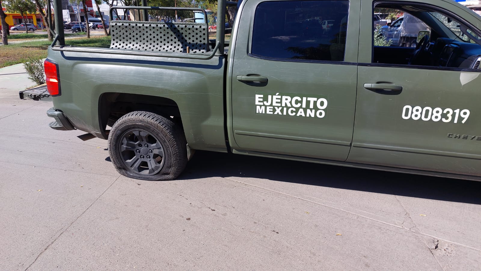 Camioneta con llantas ponchadas