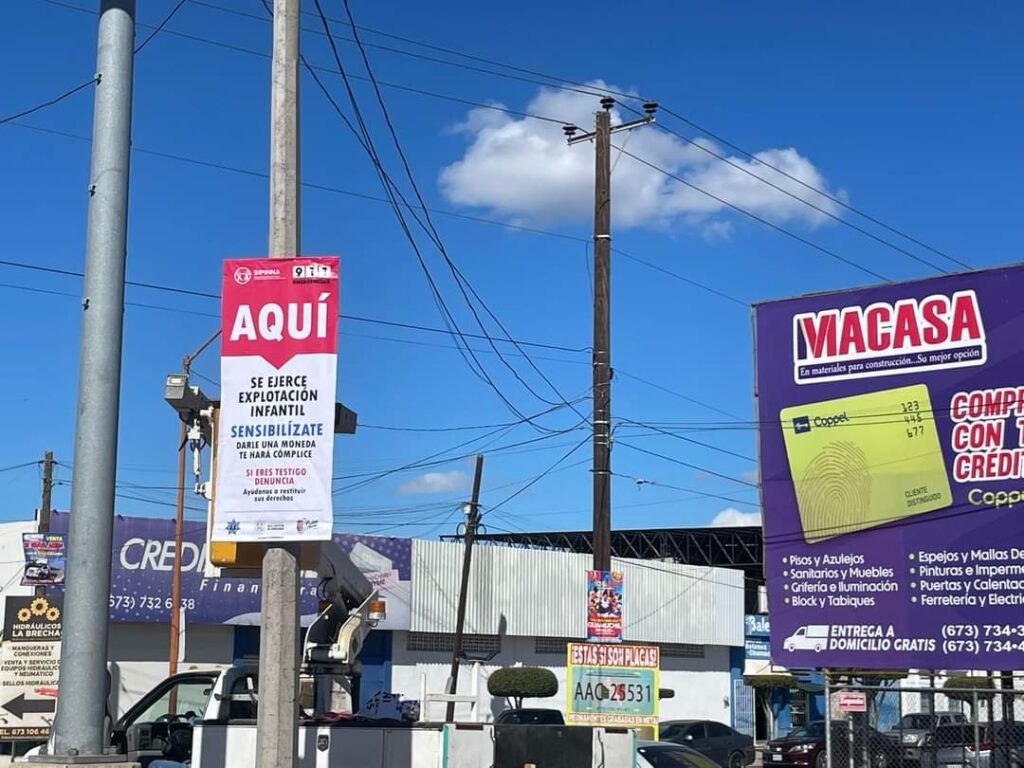 Carteles sobre explotación infantil en Guamúchil