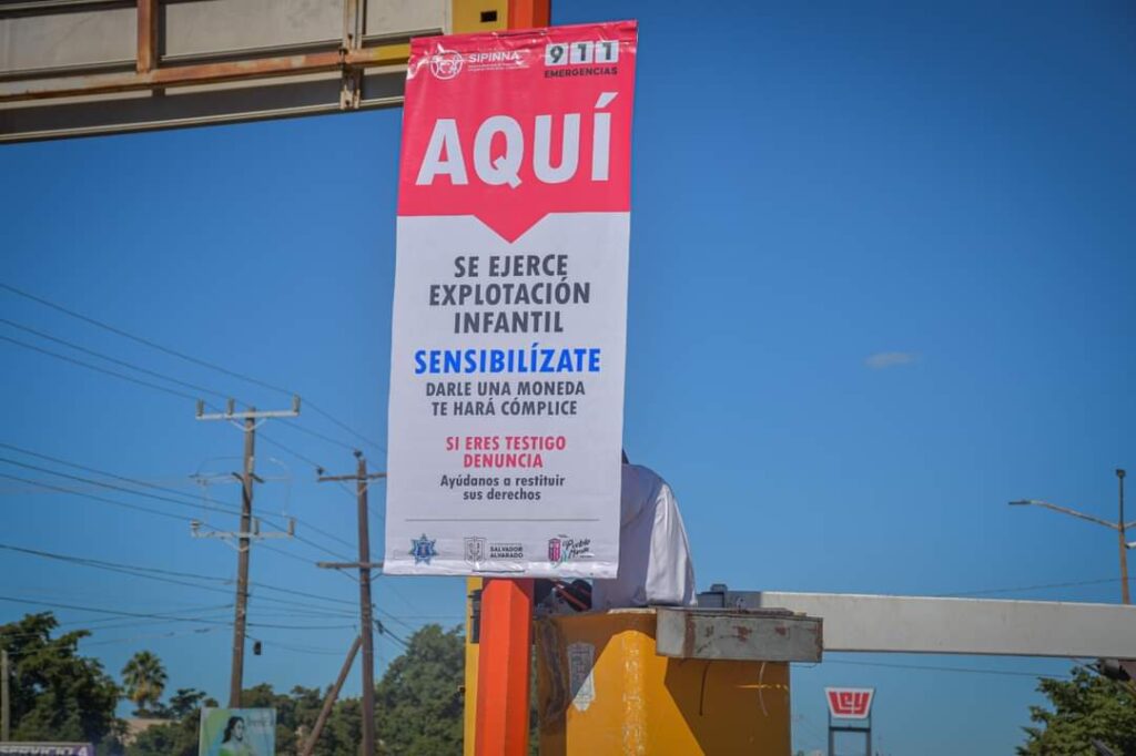 Carteles sobre explotación infantil en Guamúchil