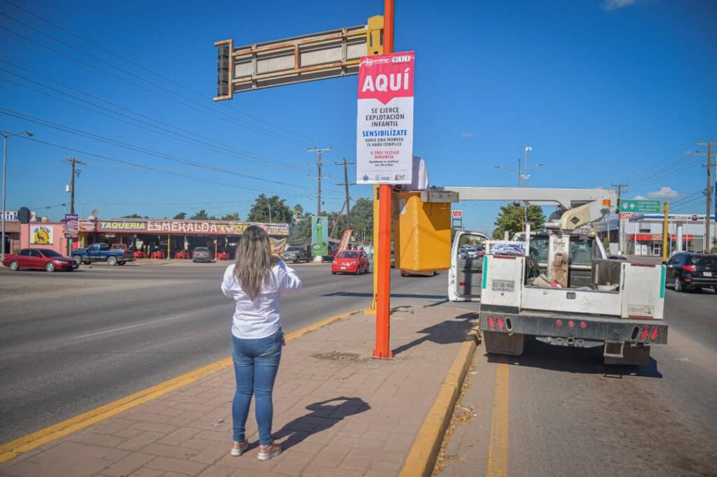 Carteles sobre explotación infantil en Guamúchil