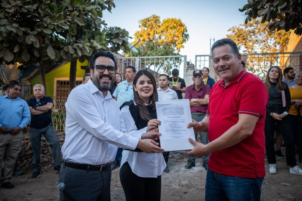 Alcalde y ciudadana de Culiacán