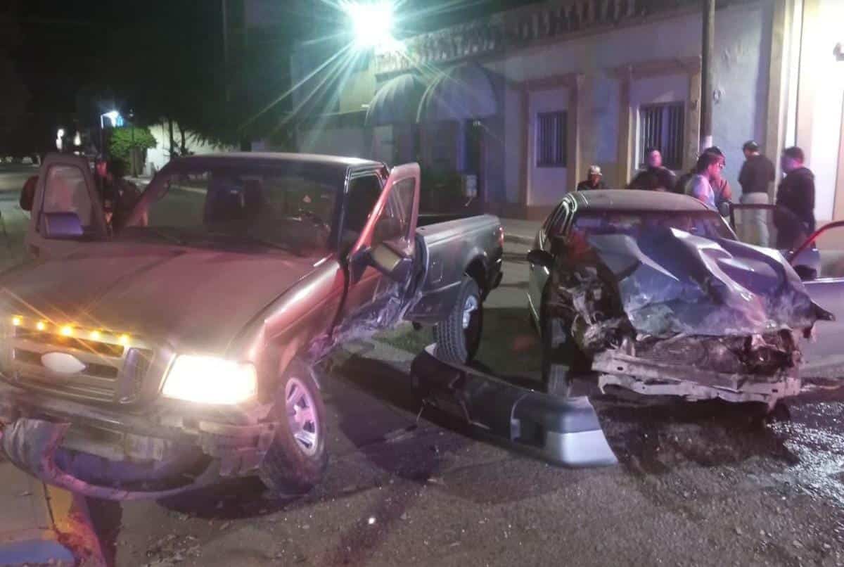 Camioneta y carro chocados