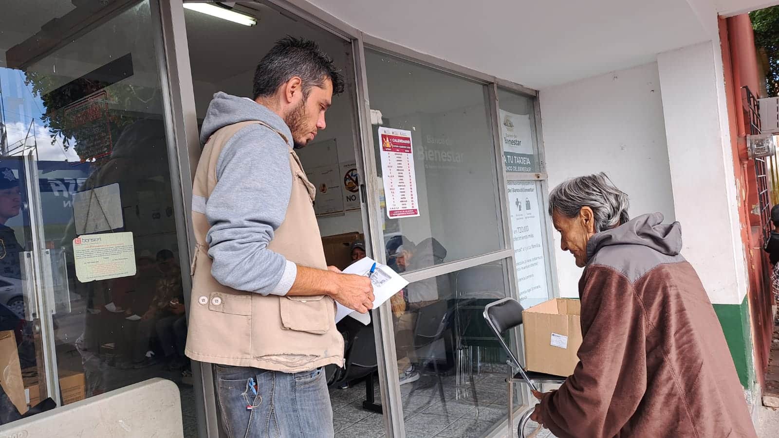 Personas mayores en Banco del Bienestar