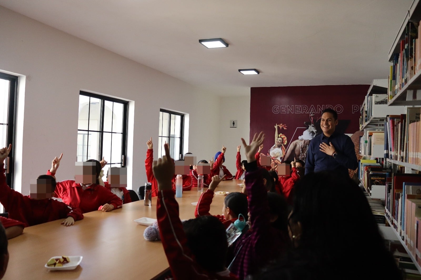 Alumnos en taller contra violencia de género 