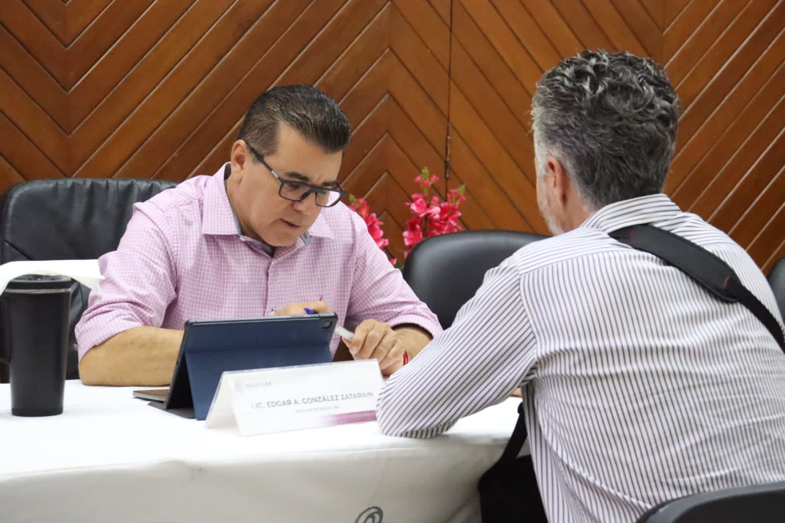 Alcalde con ciudadano