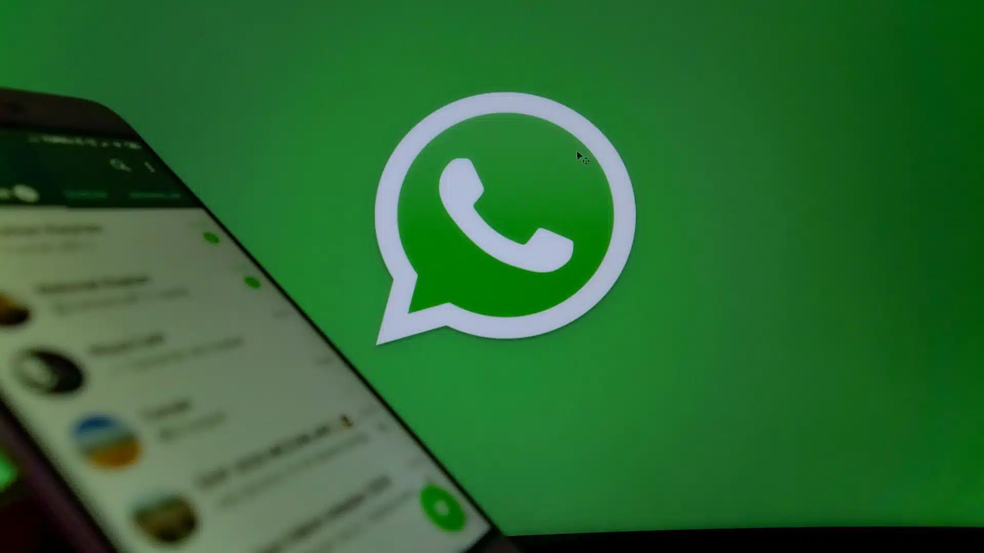 Logotipo y conversaciones de WhatsApp