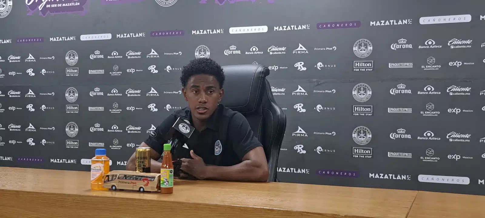 Yoel Bárcenas jugador del equipo de futbol Mazatlán FC en una conferencia de prensa con los medios de comunicación