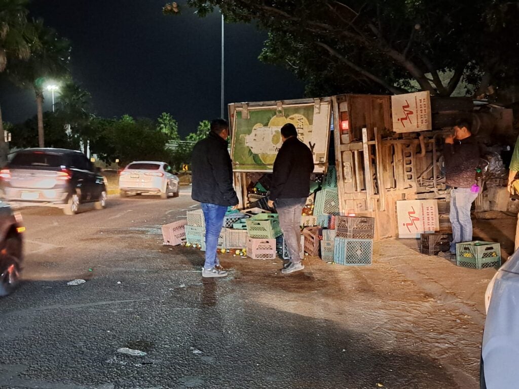 Camión que transportaba té volcado con cajas de producto regadas a su alrededor