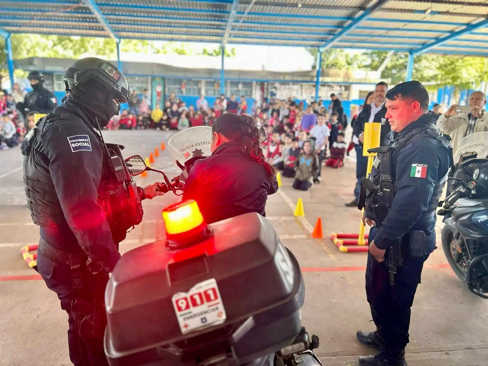 Departamento de Programas Preventivos de la Dirección de Seguridad Pública y Tránsito Municipal de visita en la escuela primaria Ford número 8