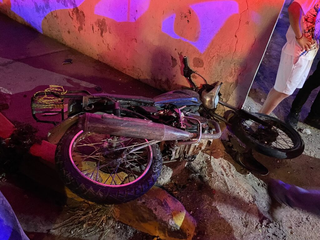 Motocicleta tirada en la que viajaba Jesús Geovanni “S”