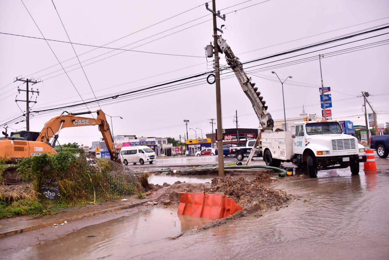 Personal de CFE realizando reparaciones durante la temporada de lluvias