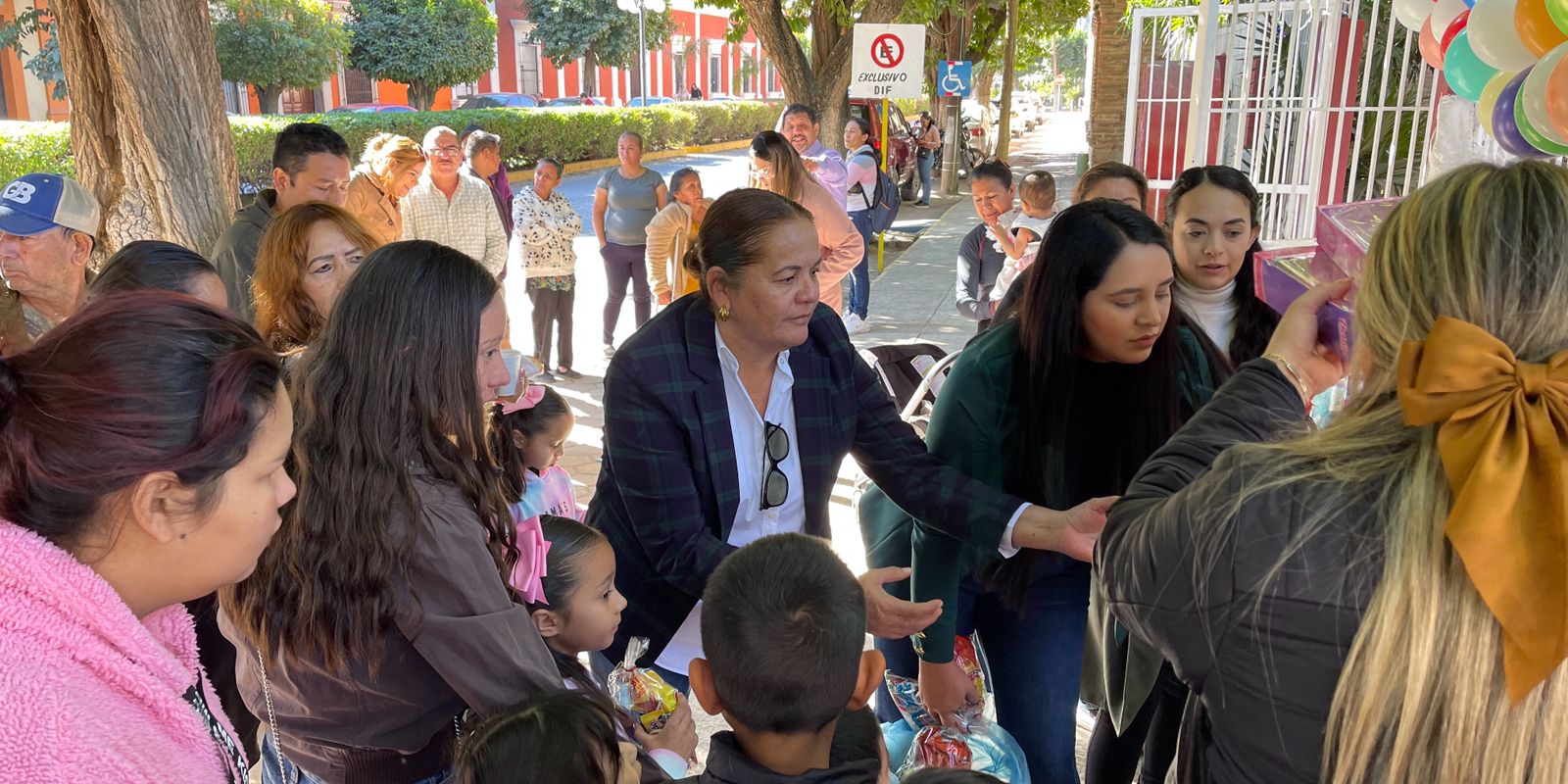 Tradicional partida de rosca y entrega de dulces y juguetes por parte de DIF El Fuerte