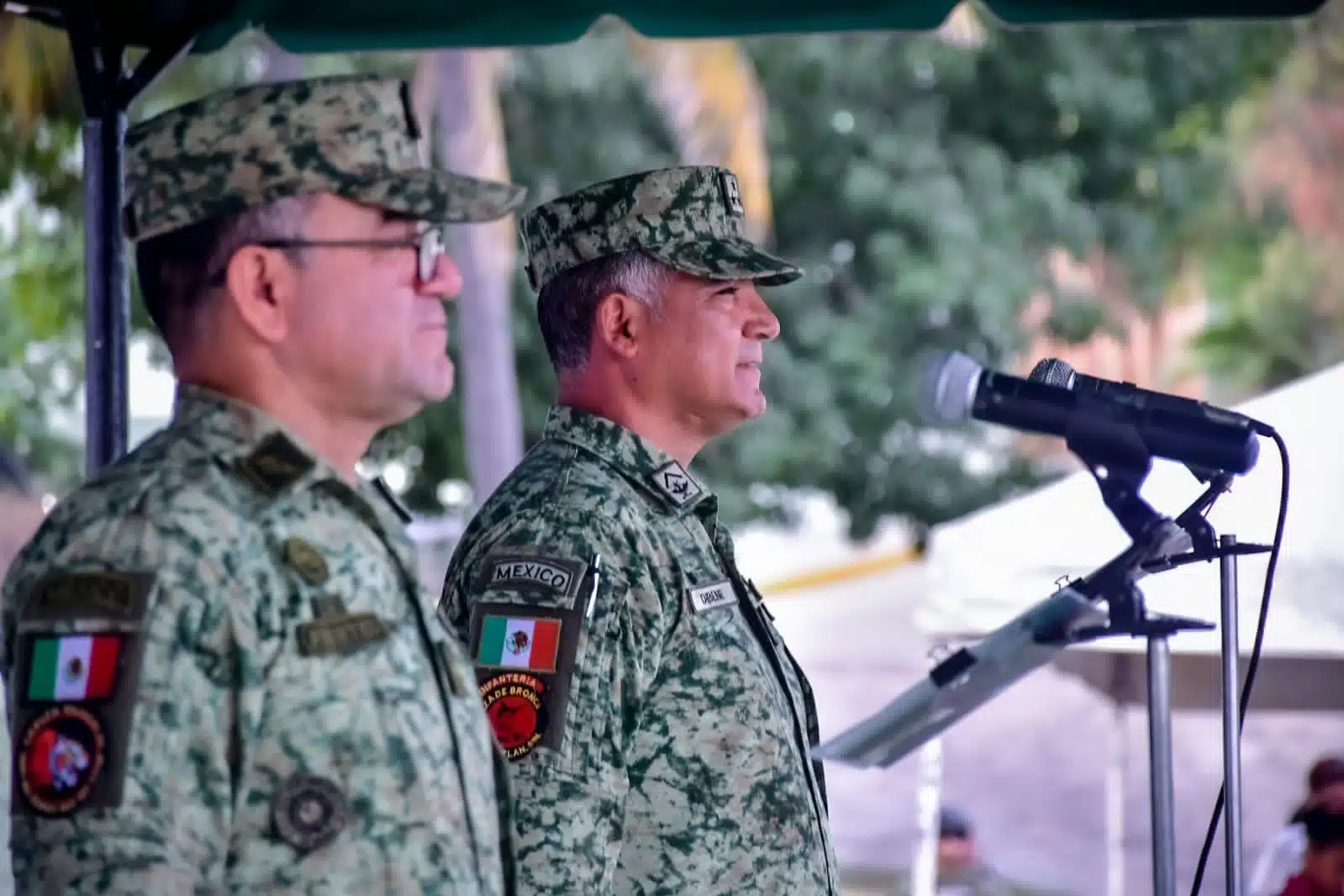 Jesús Rigoberto Domínguez Dibene frente al micrófono