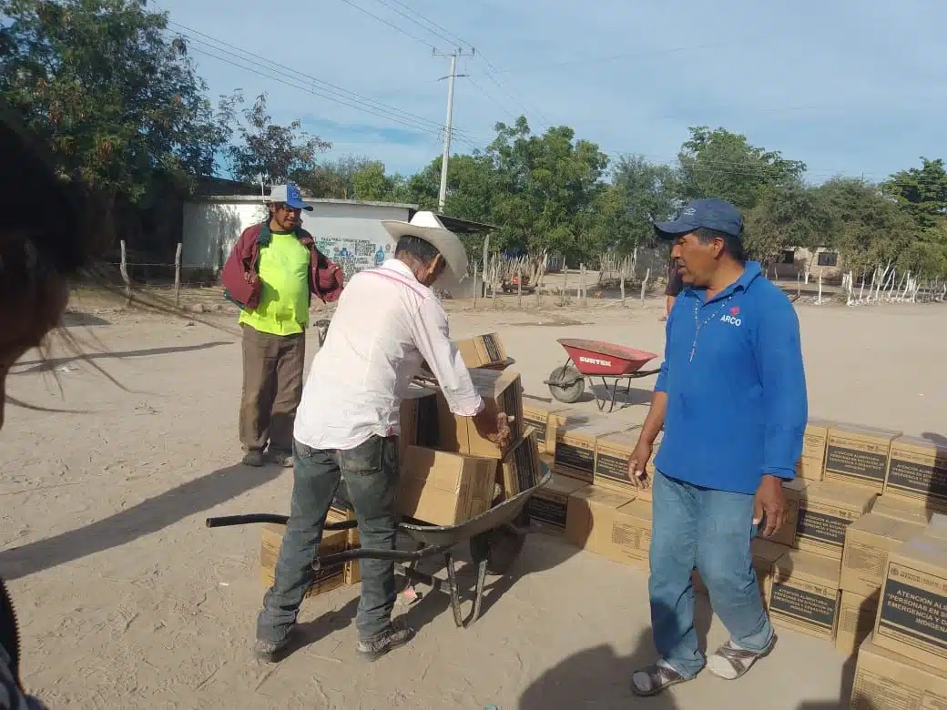 Familias de comunidades vulnerables recibiendo cajas con apoyo alimentario