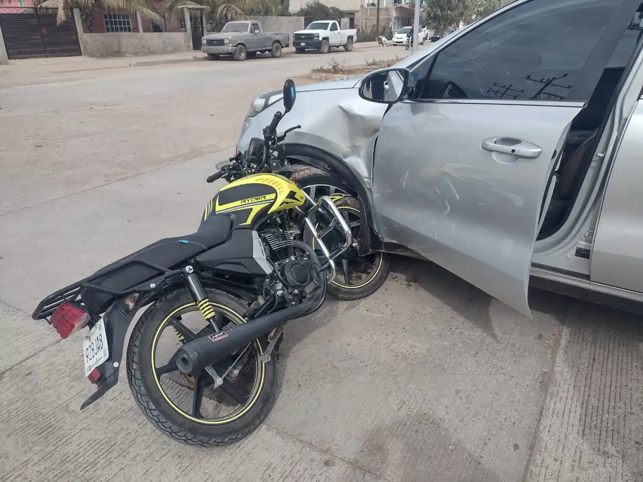 Motocicleta Vento, color amarillo, modelo 2023 y vagoneta Kia, color gris, modelo 2018 accidentados.