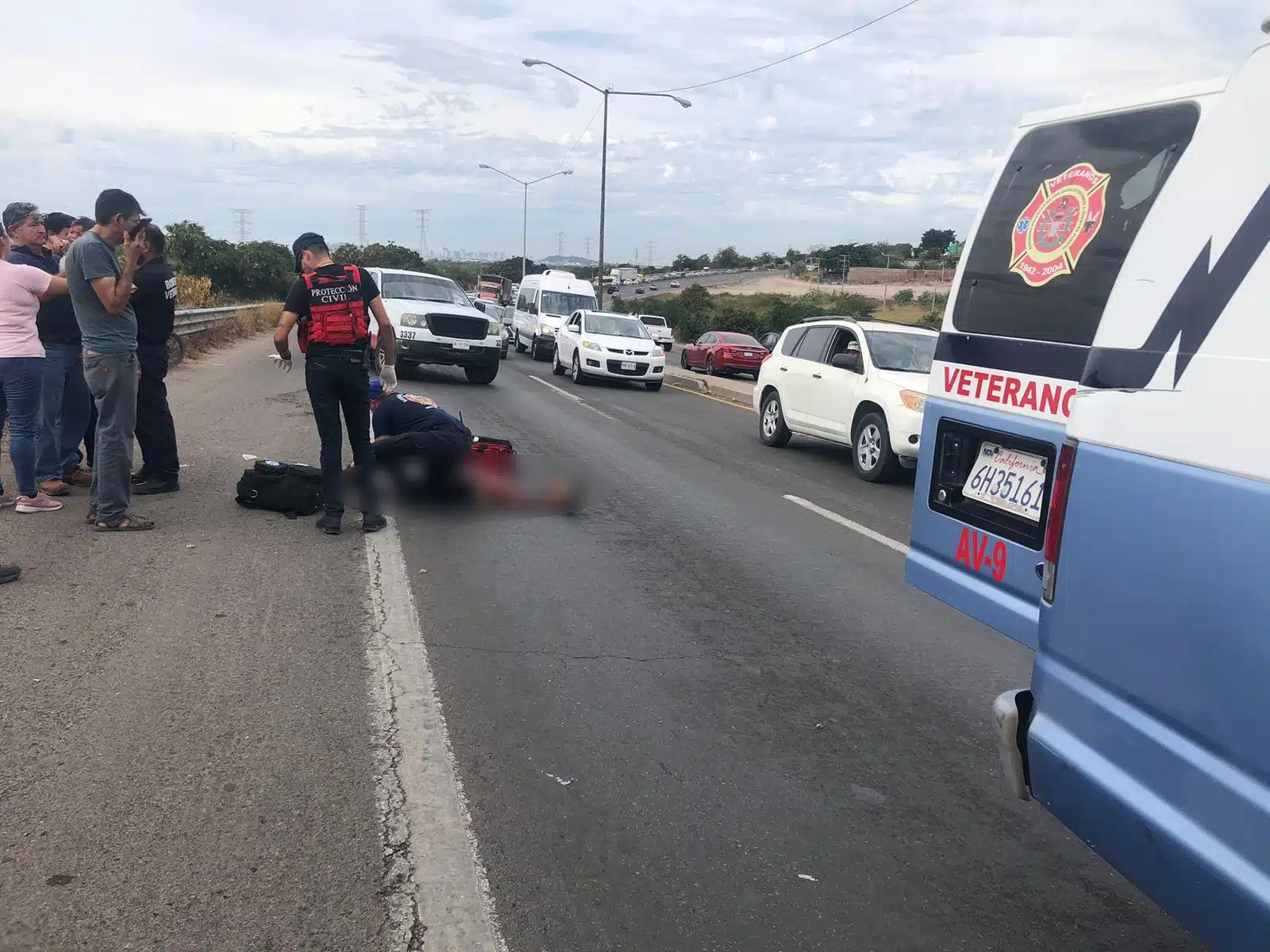 Paramédicos atendiendo a lesionados