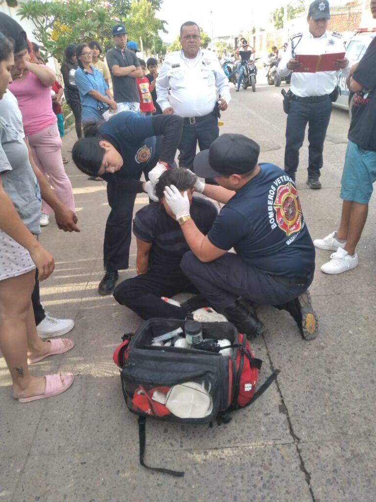 Paramédicos atendiendo lesionado