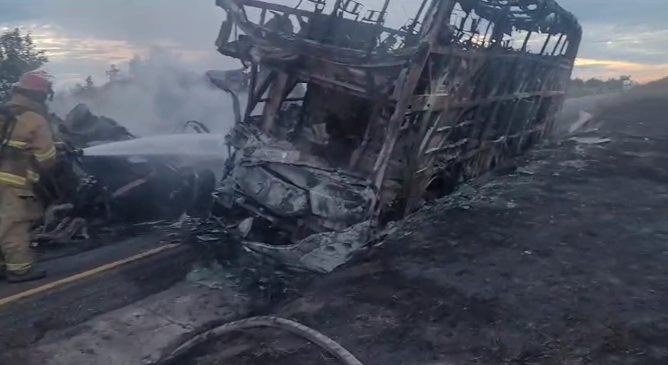 Camión de pasajeros tras accidente