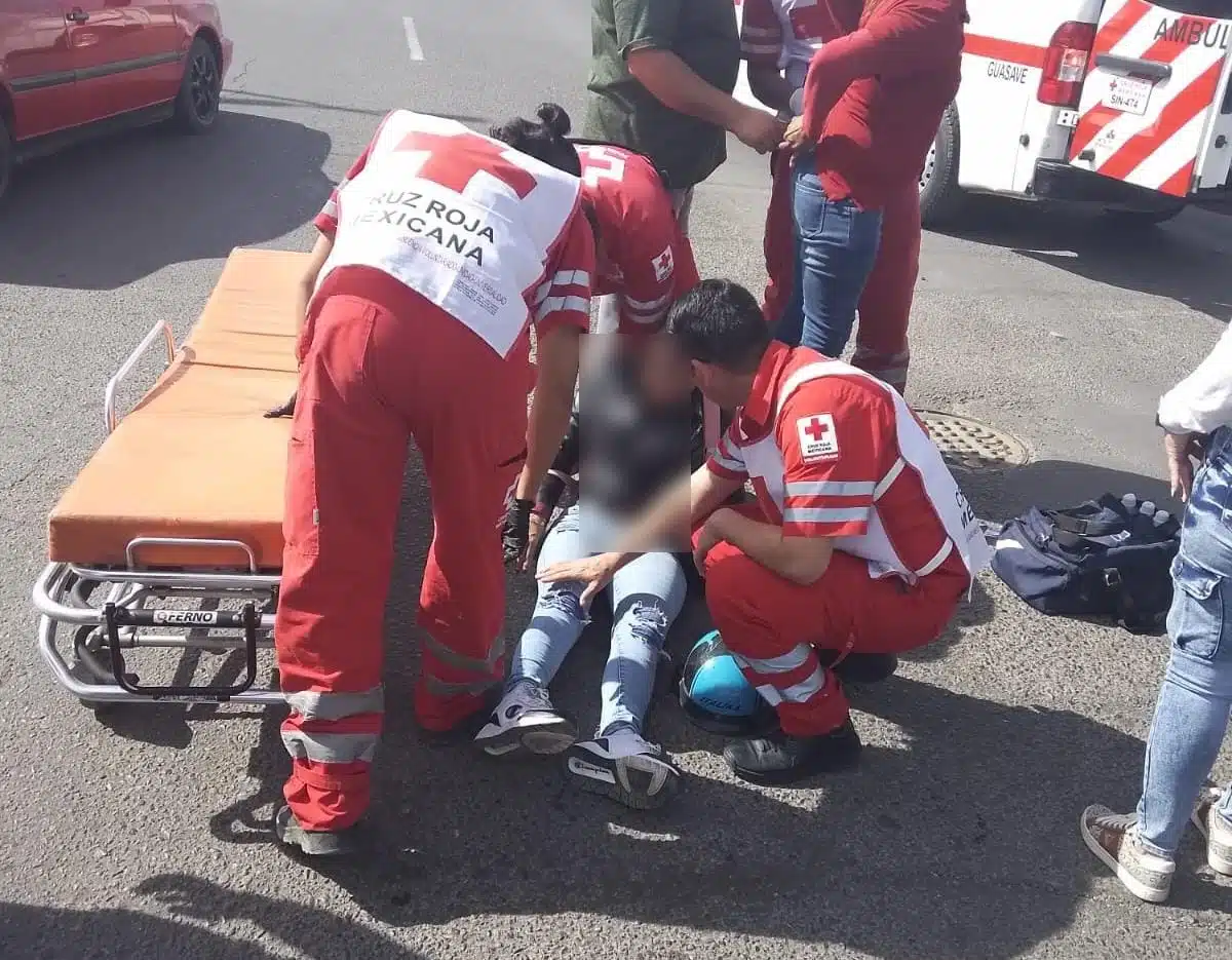 Paramédicos de Cruz Roja atendiendo a mujer